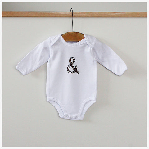 Rope ampersand BabysuitWhite /  Chocolate print